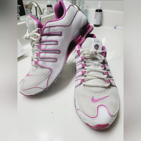 Womens Nike Shox Sneakers Pink & White Athletic Shoes - Picture 2 of 12